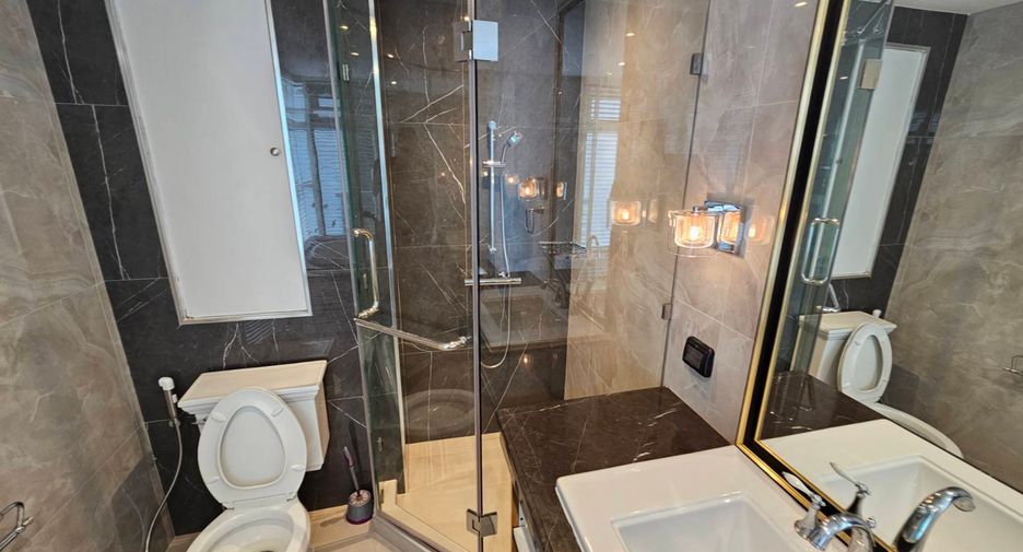 For rent 3 bedrooms condo in Khlong Toei, Bangkok