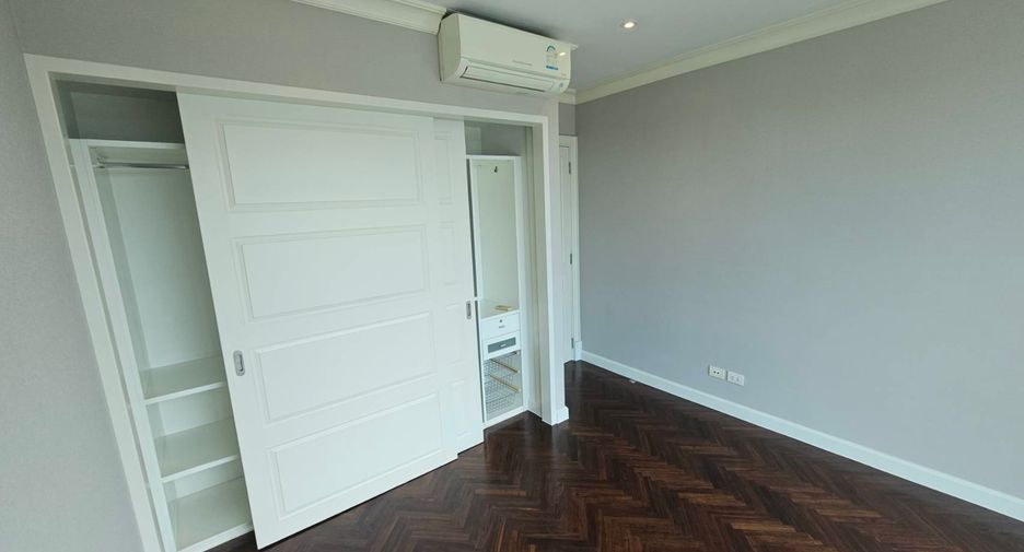 For rent 3 bedrooms condo in Khlong Toei, Bangkok