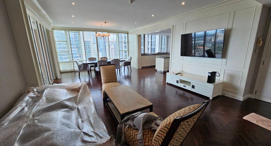 For rent 3 bedrooms condo in Khlong Toei, Bangkok