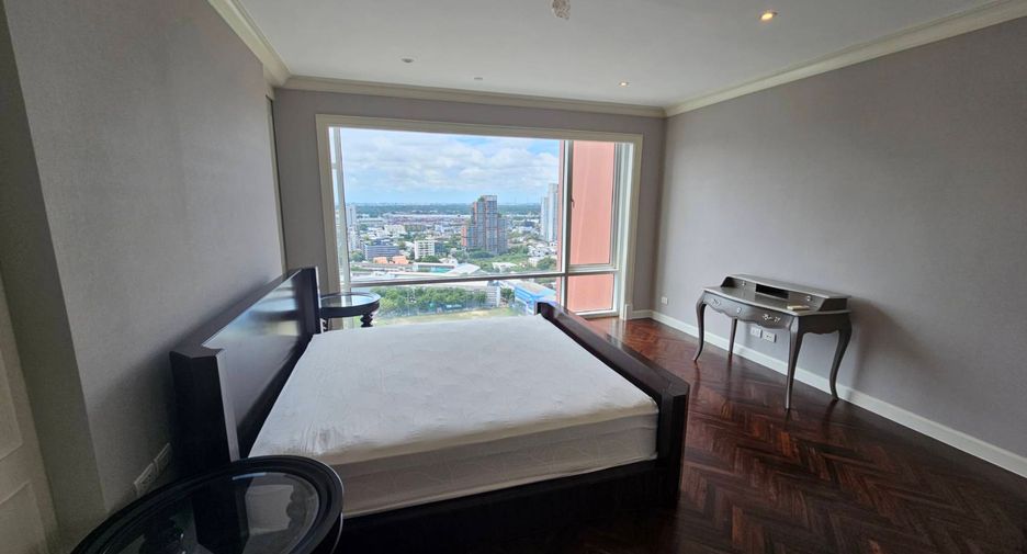 For rent 3 bedrooms condo in Khlong Toei, Bangkok