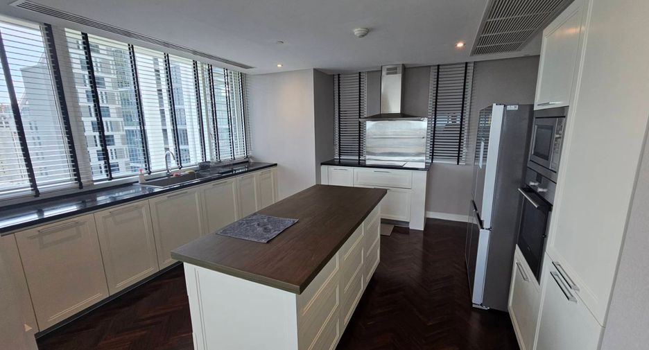 For rent 3 bedrooms condo in Khlong Toei, Bangkok