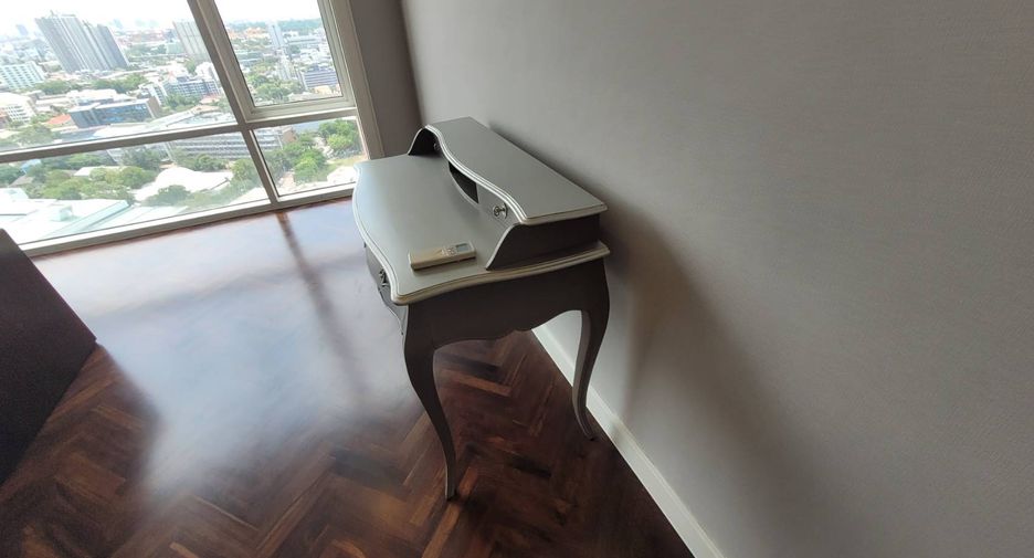 For rent 3 bedrooms condo in Khlong Toei, Bangkok