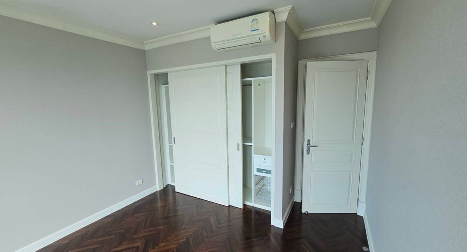 For rent 3 bedrooms condo in Khlong Toei, Bangkok