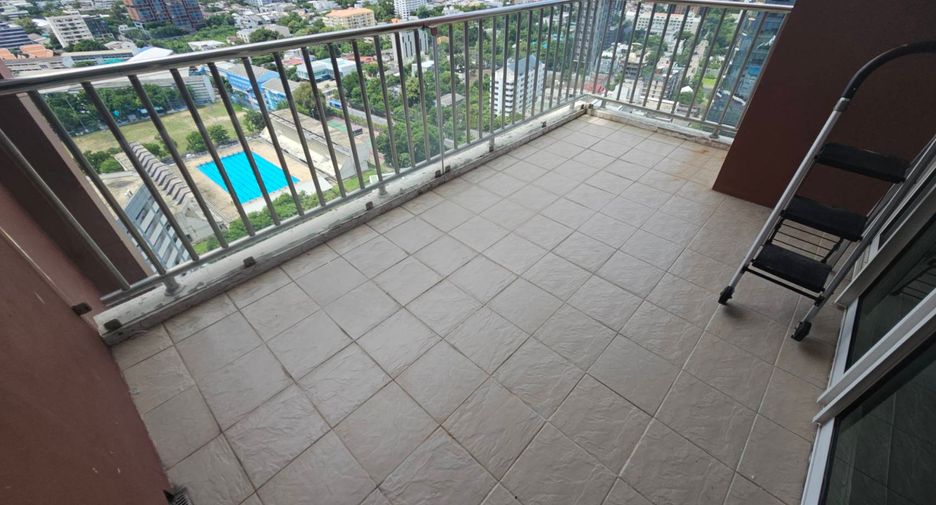 For rent 3 bedrooms condo in Khlong Toei, Bangkok