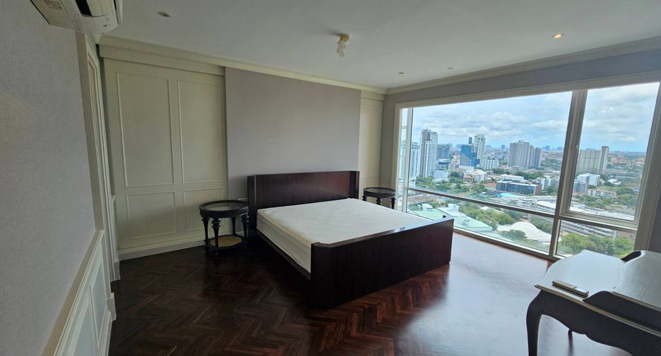 For rent 3 bedrooms condo in Khlong Toei, Bangkok