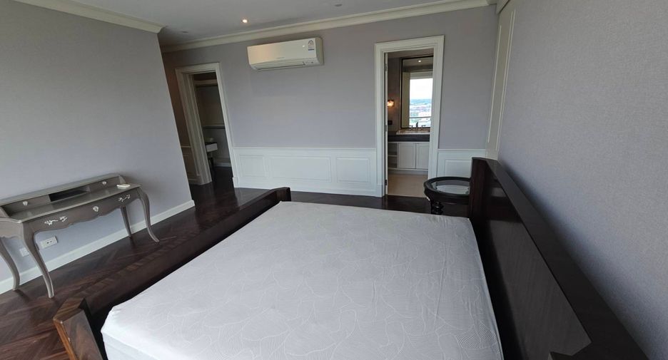 For rent 3 bedrooms condo in Khlong Toei, Bangkok