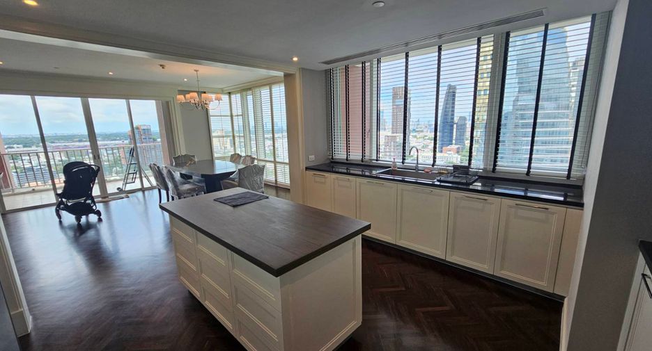 For rent 3 bedrooms condo in Khlong Toei, Bangkok