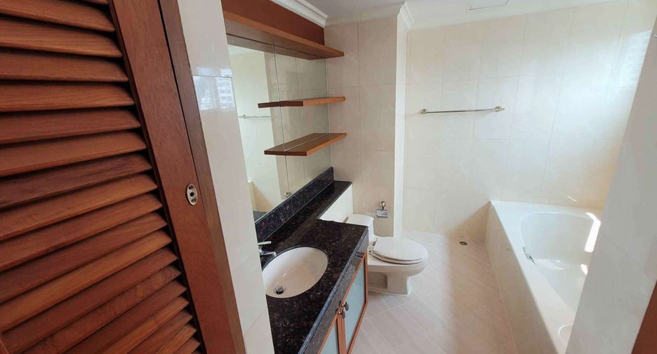 À louer 3 chambres condo à Khlong Toei, Bangkok
