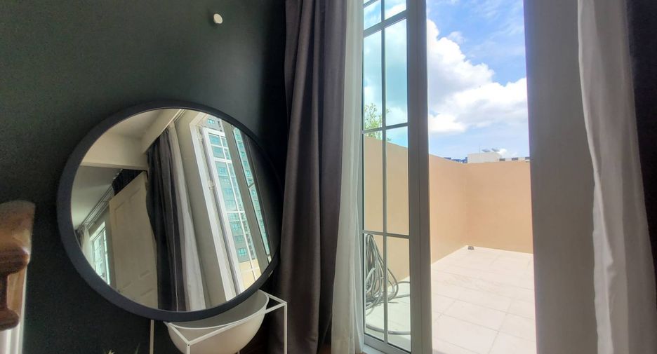 Casa adosada en alquiler de 4 habitaciones en Watthana, Bangkok