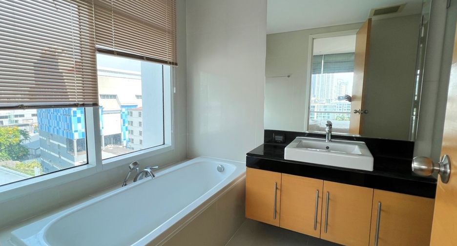 For rent 2 bedrooms condo in Khlong Toei, Bangkok