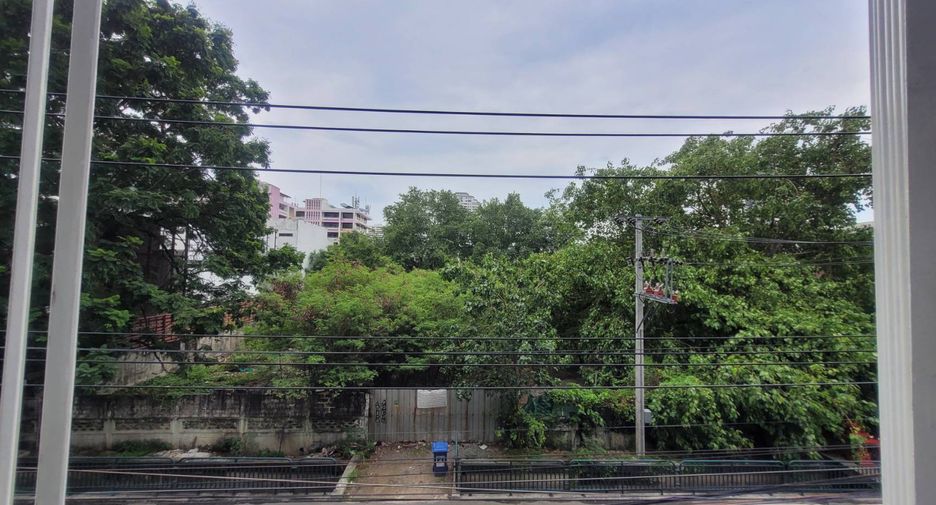 For rent 3 bedrooms condo in Watthana, Bangkok