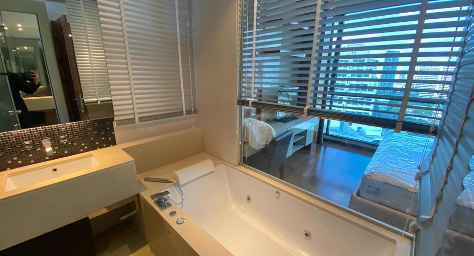 For rent 2 bedrooms condo in Khlong Toei, Bangkok