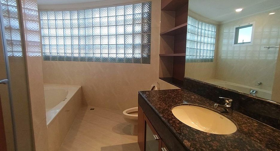 For rent 3 ベッドルーム condo in Khlong Toei, Bangkok