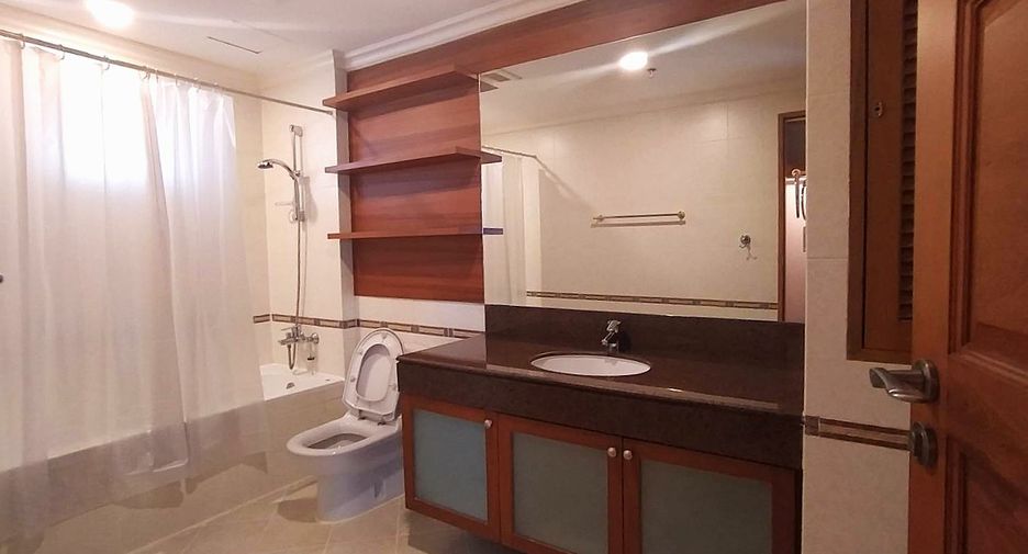For rent 3 ベッドルーム condo in Khlong Toei, Bangkok