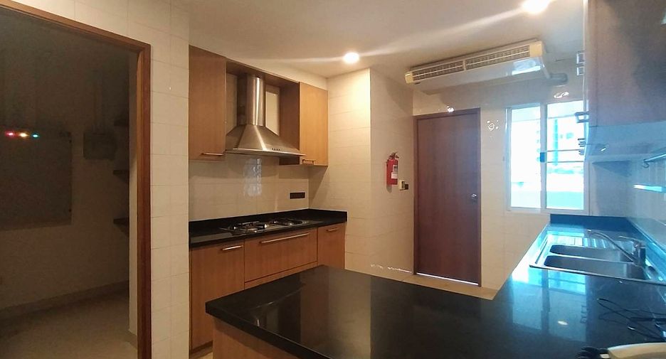 For rent 3 ベッドルーム condo in Khlong Toei, Bangkok