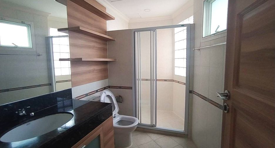 For rent 3 ベッドルーム condo in Khlong Toei, Bangkok