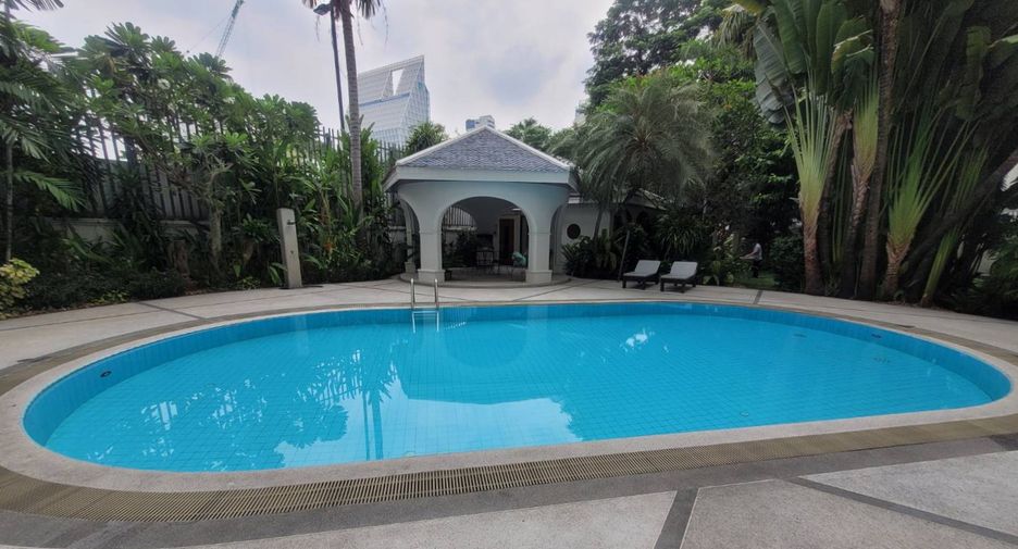 For rent 2 bedrooms condo in Pathum Wan, Bangkok