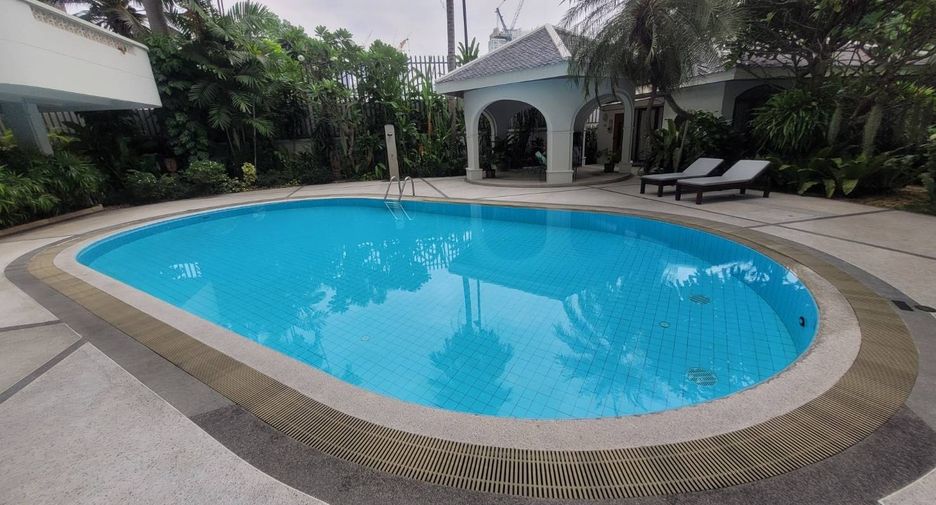 For rent 2 bedrooms condo in Pathum Wan, Bangkok