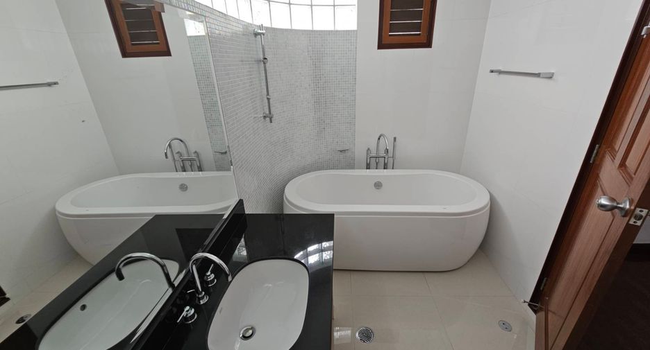 For rent 2 bedrooms condo in Pathum Wan, Bangkok