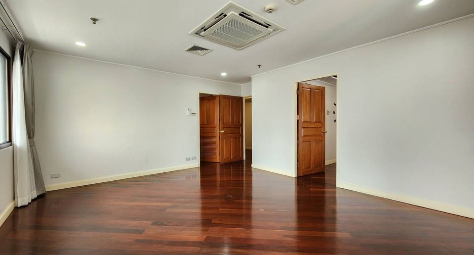 For rent 3 bedrooms condo in Khlong Toei, Bangkok