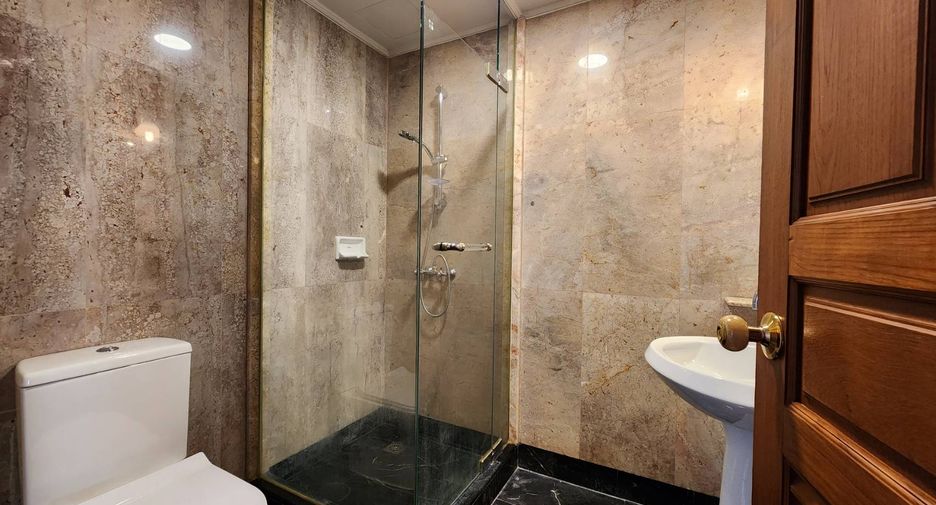 For rent 3 bedrooms condo in Khlong Toei, Bangkok