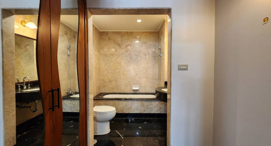 For rent 3 bedrooms condo in Khlong Toei, Bangkok