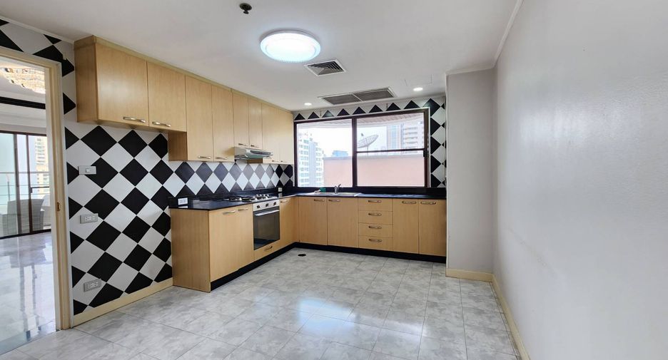 For rent 3 bedrooms condo in Khlong Toei, Bangkok