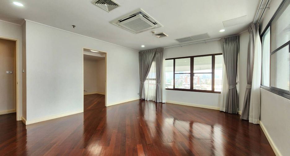 For rent 3 bedrooms condo in Khlong Toei, Bangkok