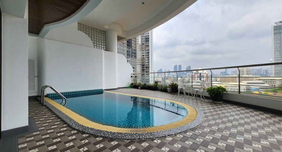 For rent 3 bedrooms condo in Khlong Toei, Bangkok