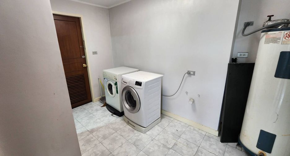 For rent 3 bedrooms condo in Khlong Toei, Bangkok
