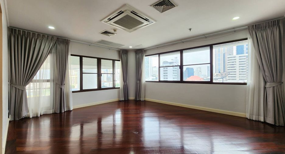 For rent 3 bedrooms condo in Khlong Toei, Bangkok