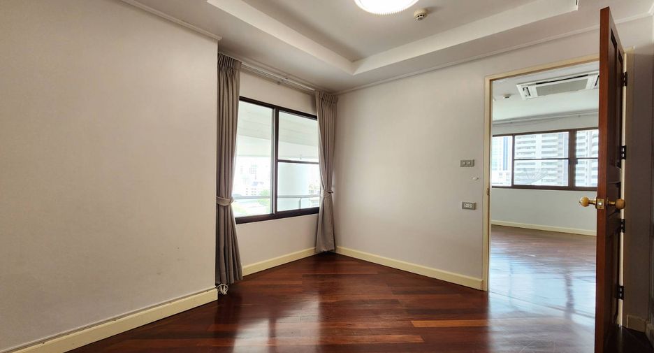 For rent 3 bedrooms condo in Khlong Toei, Bangkok