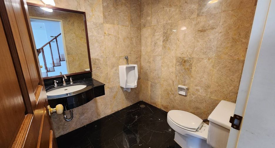 For rent 3 bedrooms condo in Khlong Toei, Bangkok