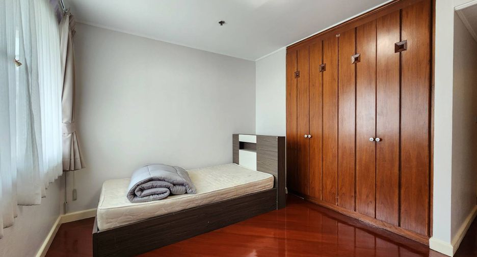 For rent 3 bedrooms condo in Khlong Toei, Bangkok
