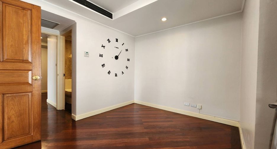 For rent 3 bedrooms condo in Khlong Toei, Bangkok