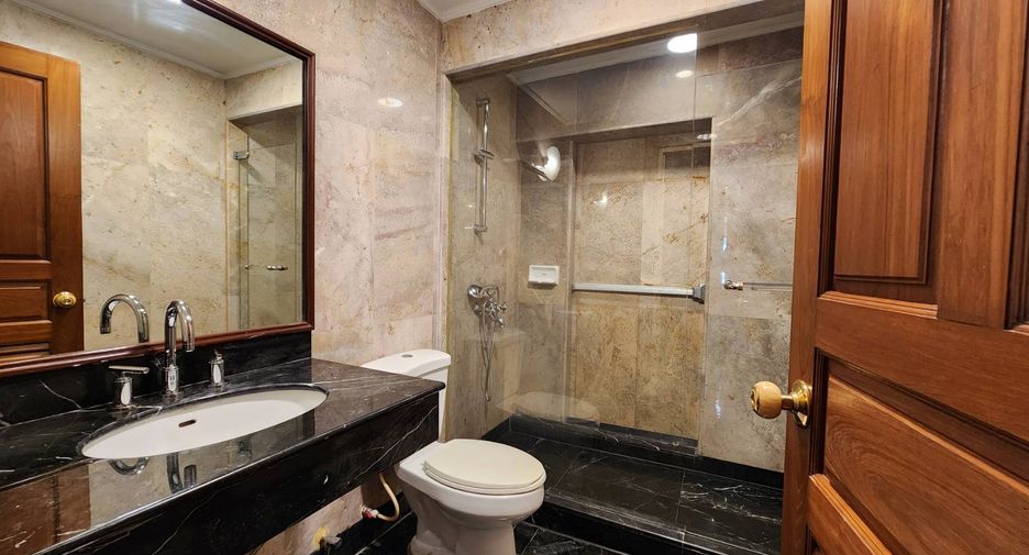 For rent 3 bedrooms condo in Khlong Toei, Bangkok