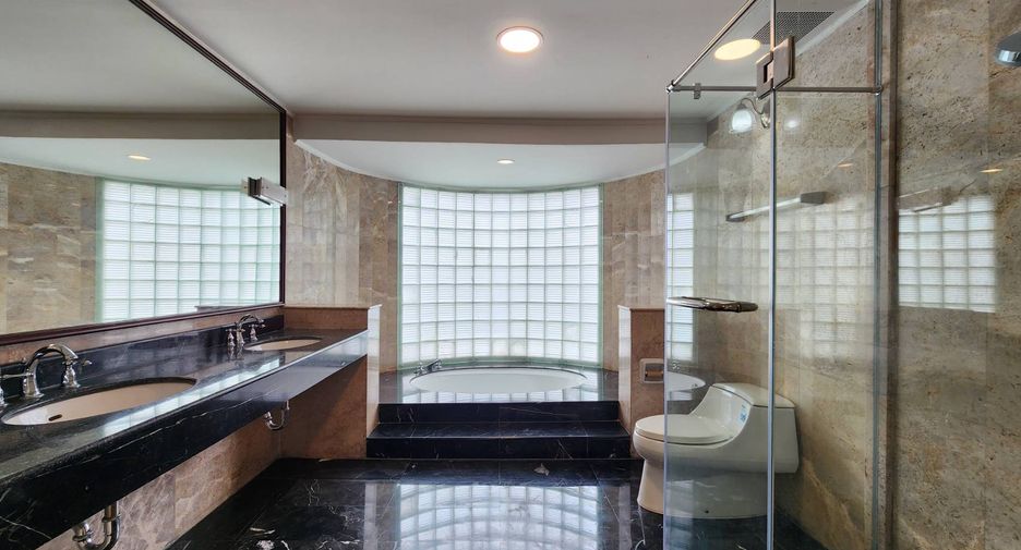 For rent 3 bedrooms condo in Khlong Toei, Bangkok