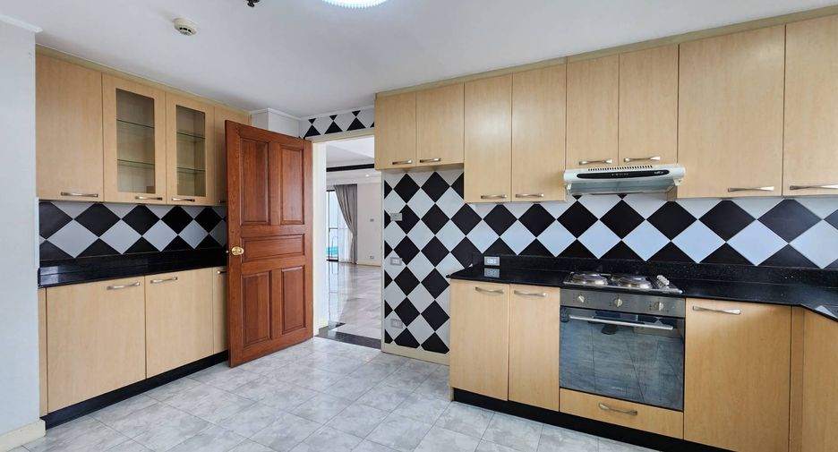 For rent 3 bedrooms condo in Khlong Toei, Bangkok