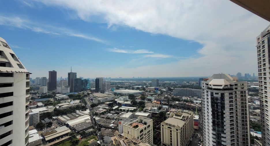 For rent 2 bedrooms condo in Khlong Toei, Bangkok