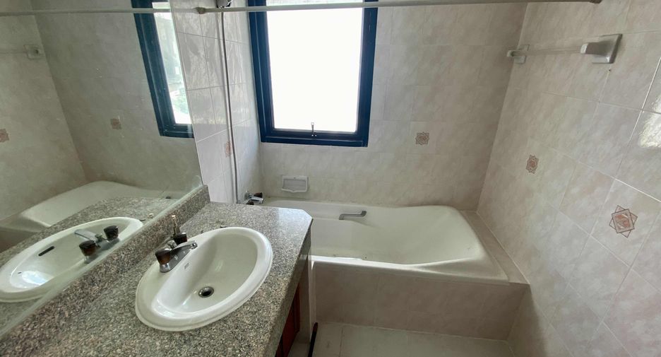 For rent 3 bedrooms condo in Khlong Toei, Bangkok