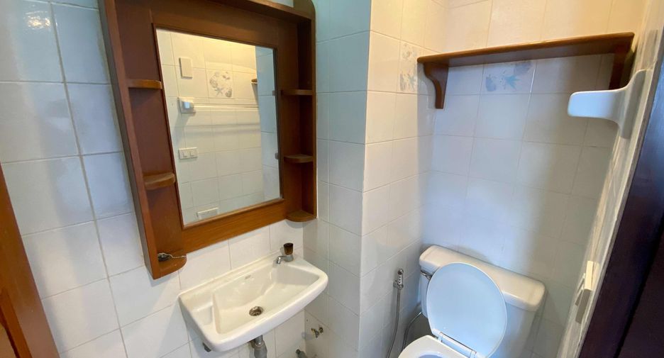 For rent 3 bedrooms condo in Khlong Toei, Bangkok