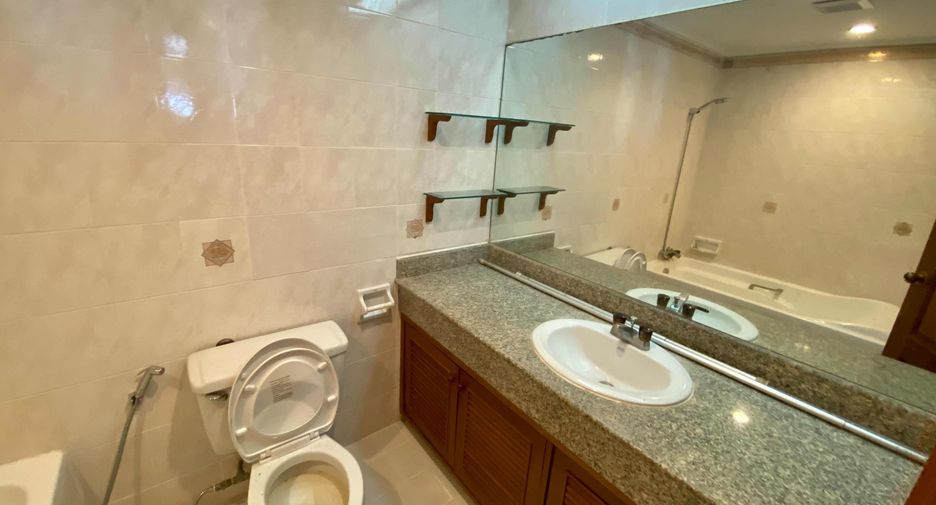 For rent 3 bedrooms condo in Khlong Toei, Bangkok