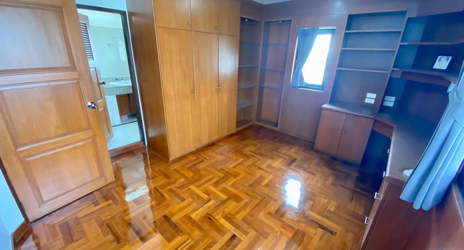 For rent 3 bedrooms condo in Khlong Toei, Bangkok