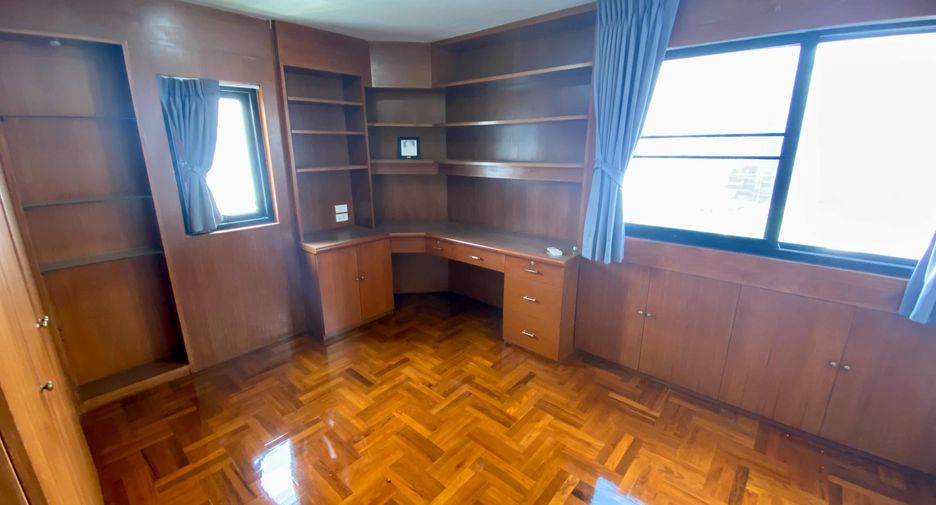 For rent 3 bedrooms condo in Khlong Toei, Bangkok