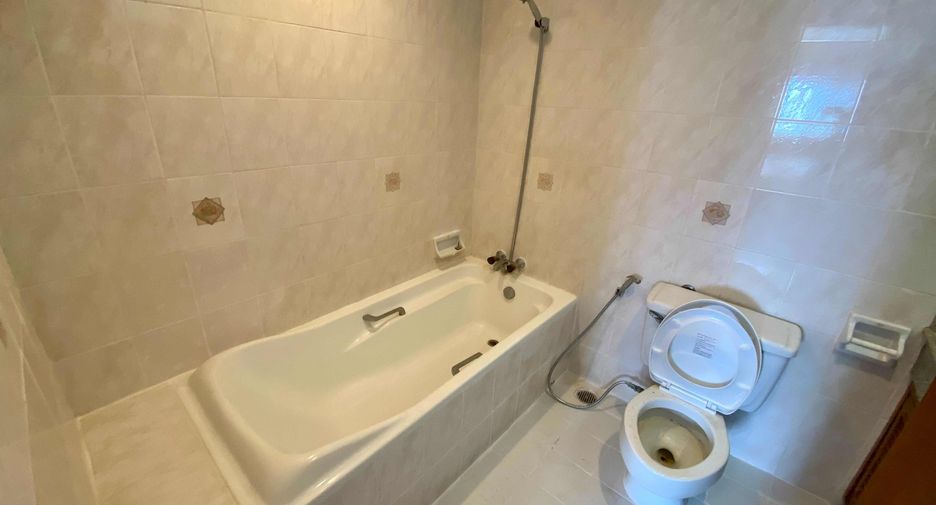 For rent 3 bedrooms condo in Khlong Toei, Bangkok