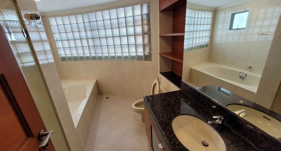 Wohnung zur Miete mit 3 Zimmer in Khlong Toei, Bangkok