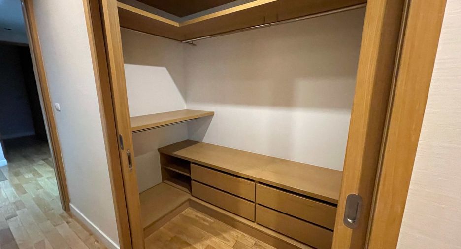 For rent 3 bedrooms condo in Khlong Toei, Bangkok