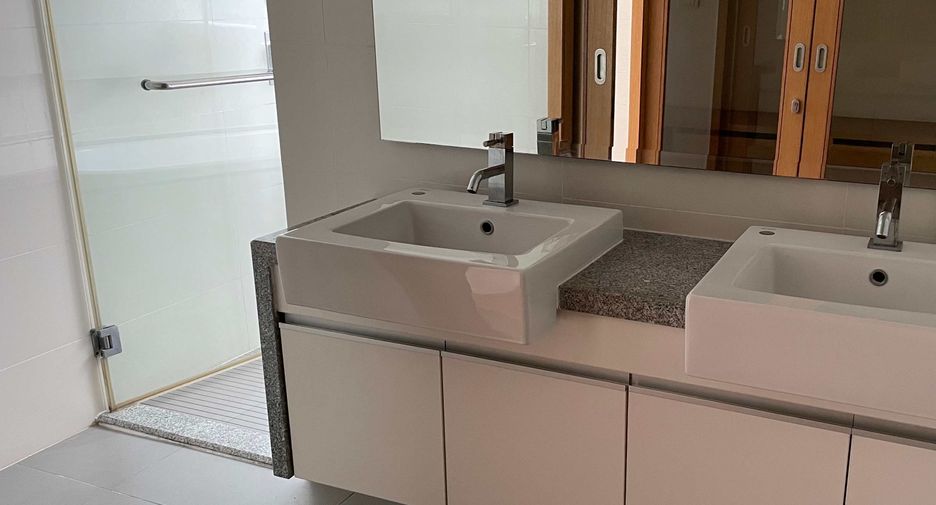 For rent 3 bedrooms condo in Khlong Toei, Bangkok