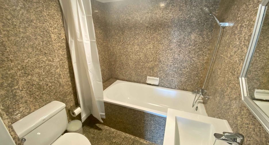 For rent 3 bedrooms condo in Khlong Toei, Bangkok