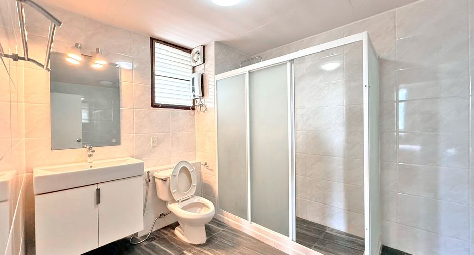 Condo en alquiler de 3 habitaciones en Khlong Toei, Bangkok